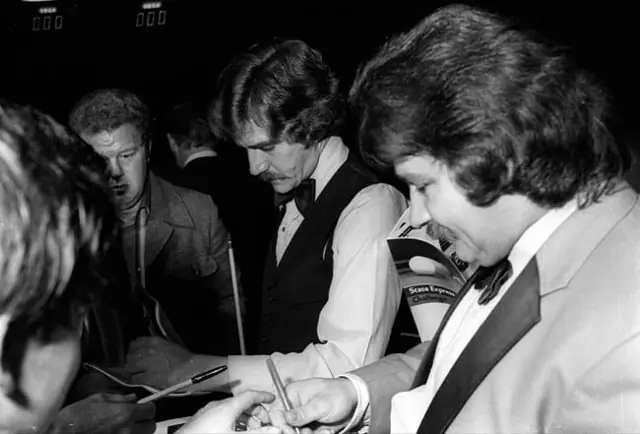 Signing autographs with Bill Werbeniuk, 1983